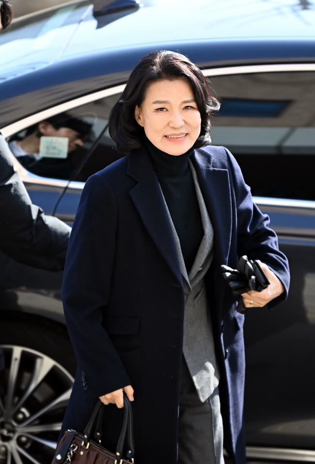 헌법재판소에서 23일 탄핵안이 기각되면서 5개월 만에 직무에 복귀한 이진숙 방송통신위원장이 이날 오전 경기 과천시 방통위 청사로 출근하고 있다. 박윤슬 기자