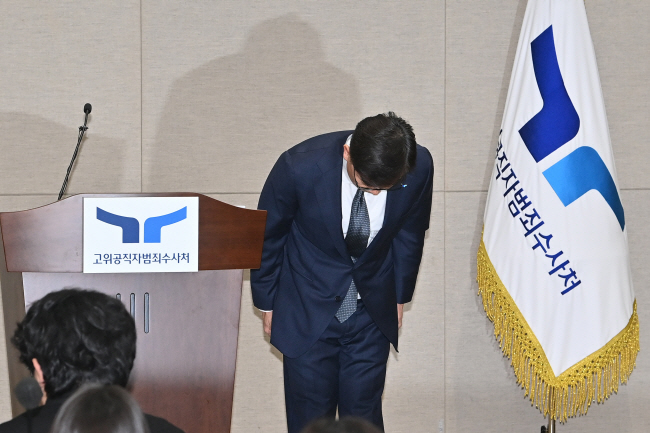 이재승 고위공직자범죄수사처(공수처) 차장이 23일 경기 과천시 공수처 브리핑실에서 윤석열 대통령 사건을 검찰에 송부하는 내용을 브리핑하기에 앞서 인사를 하고 있다. 백동현 기자