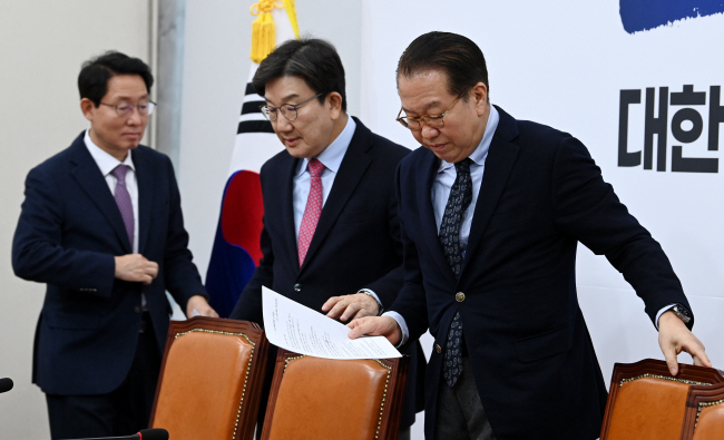 권영세(오른쪽) 국민의힘 비상대책위원장이 23일 오전 국회에서 열린 비대위 회의에 참석해 자리에 앉고 있다. 곽성호 기자