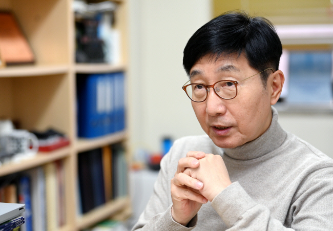 “1839년 발견된 독특한 결정구조에 주목… 태양전지 게임체인저 개발”[M 인터뷰]