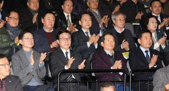 더불어민주당 전 원내대표인 박광온 일곱번째나라LAB 대표를 비롯한 참석자가 지난 23일 오후 서울 종로구 노무현시민센터에서 열린 ‘일곱번째나라LAB 창립 기념 심포지엄-탄핵너머 다시 만날 민주주의 심포지엄’에서 박수를 치고 있다. 앞줄 왼쪽부터 김경수 전 경남도지사, 박광온 대표, 정세균 전 국무총리, 김진표 전 국회의장. 뉴시스