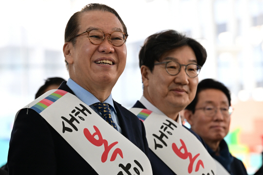 국민의힘 권영세 비상대책위원장, 권성동 원내대표가 24일 오전 서울역에서 설 귀성 인사를 하고 있다. 연합뉴스(공동취재)