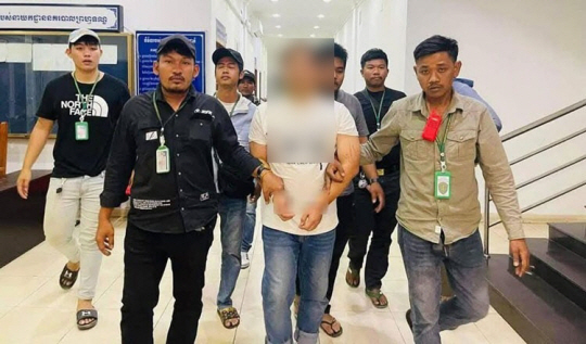 지난 18일(현지시간) 캄보디아에서 한국인 A씨(43)가 캄보디아인 여성을 살해한 혐의로 현지 경찰에 체포된 모습. 크메르타임스 홈페이지 캡처