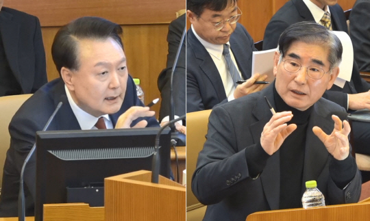 윤석열 대통령이 23일 서울 종로구 헌법재판소에서 열린 본인의 탄핵심판 4차변론에서 증인으로 출석한 김용현 전 국방부 장관에게 직접 증인신문을 하자(사진 왼쪽), 김 전 장관이 답변하고 있다. 헌법재판소 제공. 연합뉴스