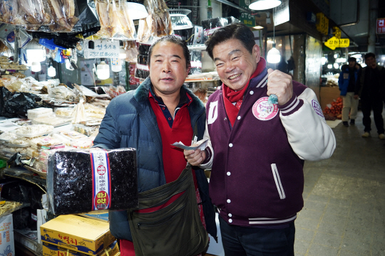 이필형(오른쪽) 동대문구청장이 지역 내 전통시장을 찾아 상인들을 격려하고 기념사진을 찍고 있다. 동대문구청 제공