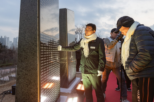 김경호(왼쪽) 광진구청장이 지난달 20일 광장동 광진 무궁화정원에서 열린 6·25 및 베트남전 참전유공자 명비 제막식에서 명비를 바라보고 있다. 광진구청 제공