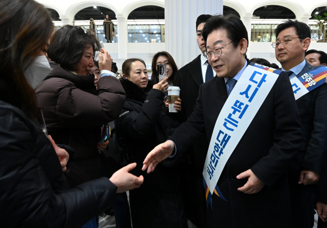 이재명(오른쪽 두 번째) 더불어민주당 대표가 24일 오전 서울 서초구 고속터미널에서 설 귀성객들에게 인사하고 있다. 곽성호 기자