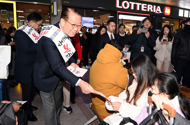 권영세(왼쪽 두 번째) 국민의힘 비상대책위원장이 24일 오전 서울 용산구 서울역에서 설 귀성 인사를 하고 있다. 박윤슬 기자