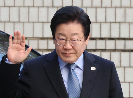 더불어민주당 이재명 대표가 23일 서울 서초구 서울고등법원에서 열린 공직선거법 위반 사건 항소심 첫 재판에 출석하며 지지자들에게 인사하고 있다. 연합뉴스