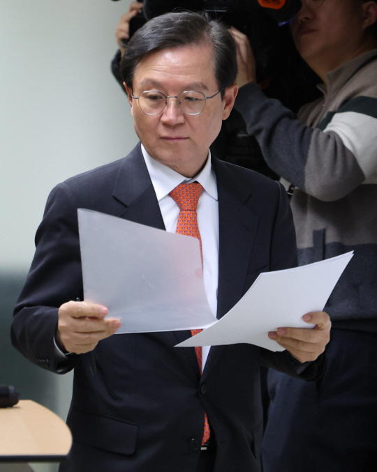 윤석열 대통령 측 윤갑근 변호사가 25일 오후 서울 서초구 스페이스쉐어 강남역센터에서 열린 기자간담회에 참석하고 있다. 뉴시스