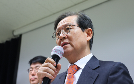 윤석열 대통령 법률대리인단 윤갑근 변호사가 25일 서울 스페이스쉐어 강남역센터에서 열린 기자회견에서 발언하고 있다. 연합뉴스