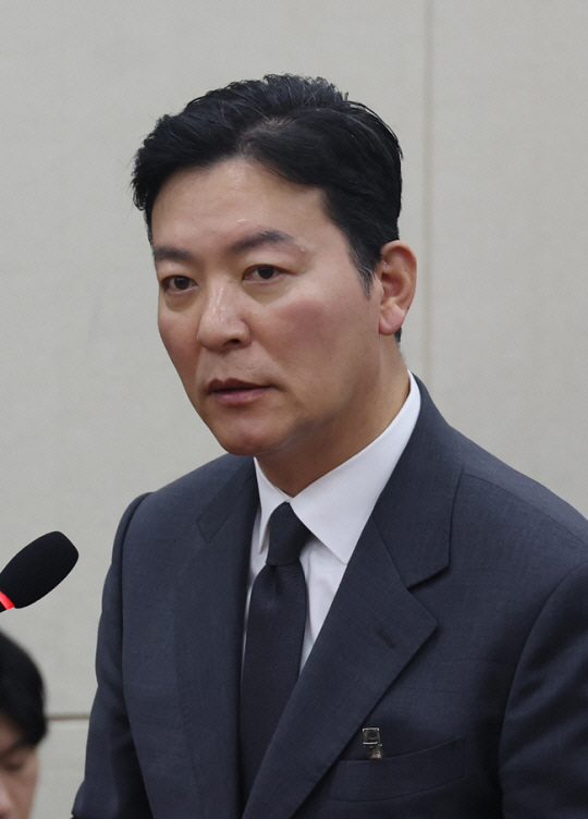 김성훈 대통령경호처 차장이 22일 서울 여의도 국회에서 열린 제421회 국회(임시회) 윤석열 정부의 비상계엄 선포를 통한 내란 혐의 진상규명 국정조사특별위원회 제5차 전체회의 1차 청문회에서 윤건영 더불어민주당 의원 질의에 답하고 있다. 뉴시스