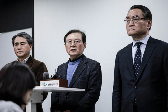윤석열 대통령 측 변호사인 윤갑근(가운데) 변호사가 지난 8일 서울 서초구 한국컨퍼런스센터에서 기자간담회를 열고 입장을 밝히고 있다. 뉴시스