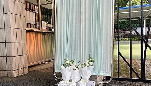 중국 광둥성 선전에서 괴한이 휘두른 흉기에 찔려 일본인 초등학생이 숨진 작년 9월 19일 선전 일본인학교 외부에 놓인 꽃다발. 로이터 연합뉴스