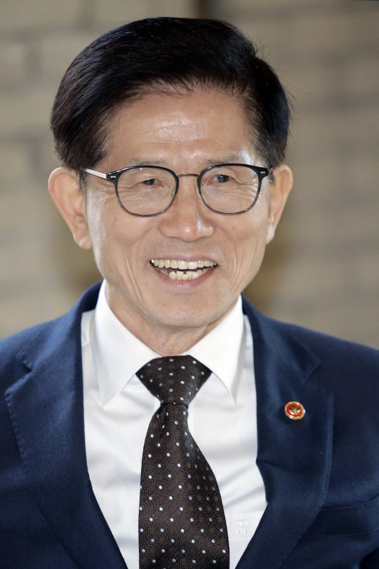 김문수 고용노동부 장관이 23일 서울 정동1928아트센터에서 열린 ‘인구구조 변화에 따른 고령자 계속 고용 방안 마련을 위한 토론회’에 참석해 관계자들과 환담 중 밝게 웃고 있다. 뉴시스