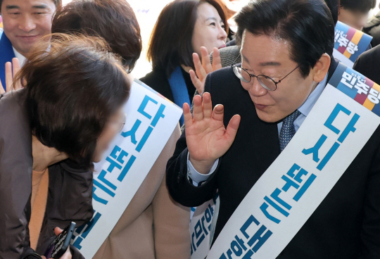 이재명 더불어민주당 대표가 24일 오전 서울 서초구 고속버스터미널에서 시민들에게 설 귀성 인사를 하고 있다. 연합뉴스