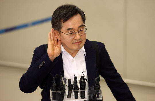 스위스 다보스에서 열린 세계경제포럼 일정을 마친 김동연 경기도지사가 24일 인천국제공항을 통해 귀국하며 취재진과 만나 질문을 듣고 있다. 뉴시스