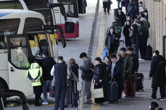 설 연휴를 앞둔 24일 서울 서초구 고속버스터미널에서 시민들이 고속버스를 이용하고 있다. 뉴시스
