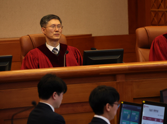문형배 헌법재판소장 권한대행이 지난 23일 서울 종로구 헌법재판소 대심판정에서 열린 윤석열 대통령 탄핵심판 4차 변론기일에 출석해 있다. 뉴시스