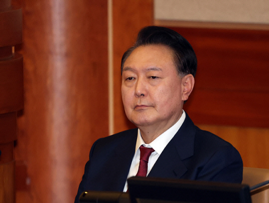 윤석열 대통령이 지난 23일 서울 종로구 헌법재판소 대심판정에서 열린 탄핵심판 4차 변론기일에 출석해 있다. 사진공동취재단. 뉴시스