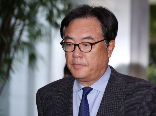정진석 대통령실 비서실장이 지난해 12월 15일 서울 종로구 정부서울청사를 방문했다 떠나고 있다. 뉴시스