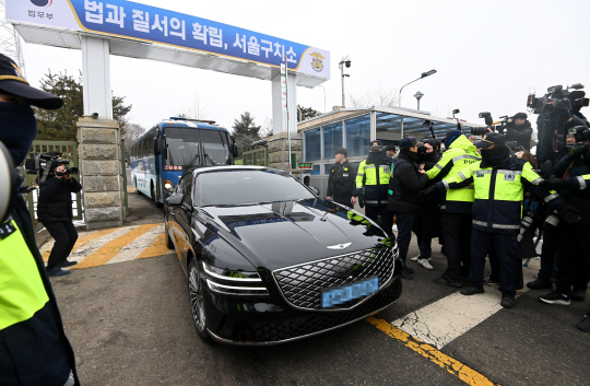 정진석 대통령 비서실장 등 대통령실 참모들이 윤석열 대통령을 접견 한 가운데 31일 오전 경기 안양시 서울구치소 정문으로 정 비서실장을 비롯한 참모들의 차량으로 추정되는 차량이 나오고 있다. 윤성호 기자