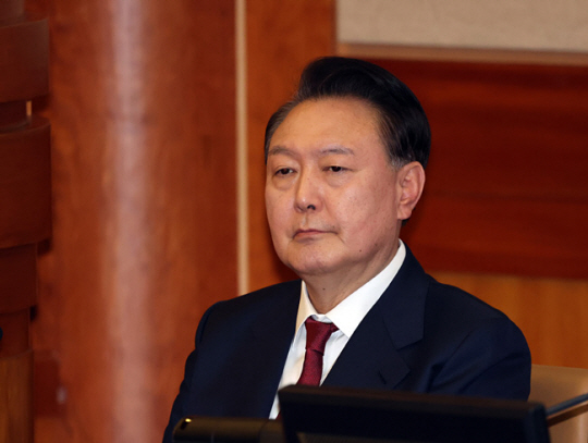 윤석열 대통령이 지난 23일 서울 종로구 헌법재판소 대심판정에서 열린 탄핵심판 4차 변론기일에 출석해 있다. 사진공동취재단. 뉴시스