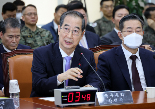 직무 정지된 한덕수 국무총리가 22일 서울 여의도 국회에서 열린 윤석열 정부의 비상계엄 선포를 통한 내란 혐의 진상규명 국정조사 특별위원회 1차 청문회에서 의원 질의에 답변하고 있다. 뉴시스