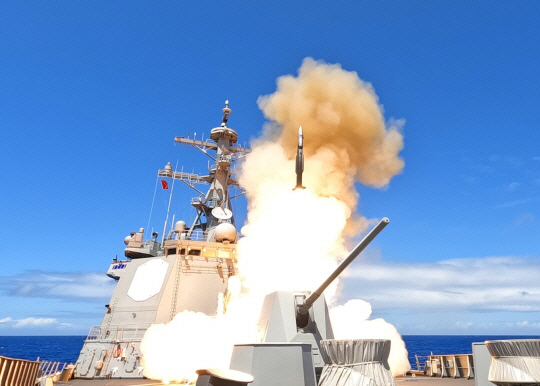 2024 환태평양훈련 림팩(RIMPAC)에 참가중인 해군 이지스구축함 율곡이이함이 7월10일 오전(하와이 현지시간 9일 오전) 하와이 인근 해상에서 고속으로 접근하는 대공무인표적기를 향해 SM-2 함대공유도탄을 발사하고 있다. 해군 제공