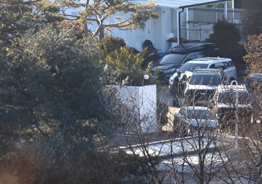 윤석열 대통령 2차 체포영장 집행이 실시된 1월 15일 서울 용산구 한남동 대통령 관저에서 경호처 차량 등이 대기하고 있다. 연합뉴스