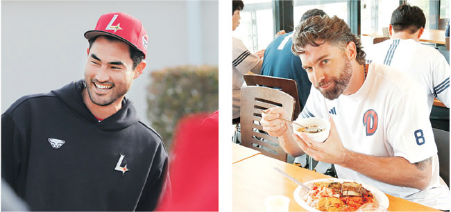 올해 KBO리그 데뷔를 앞둔 신인 외국인 선수들이 지난달 25일부터 시작된 스프링캠프에서 한국 문화에 순조롭게 적응 중이다. 왼쪽 사진은 SSG의 외국인 투수 미치 화이트가 미국 플로리다주 베로비치 전지훈련 캠프에서 활짝 웃고 있는 모습. 오른쪽은 두산의 새 외국인 타자 제이크 케이브가 한식을 먹는 모습.  SSG·두산 제공