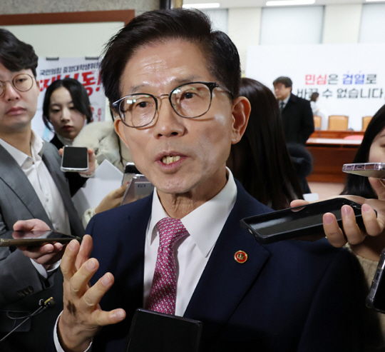 김문수 고용노동부 장관이 4일 오전 서울 여의도 국회에서 열린 반도체특별법 주52시간제 특례 도입을 위한 당정협의회를 마친 뒤 취재진 질문에 답하고 있다. 뉴시스