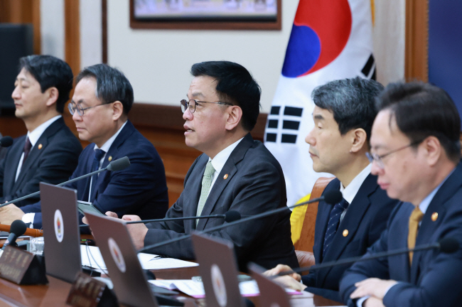 최상목 대통령 권한대행 부총리 겸 기획재정부 장관이 4일 오전 정부서울청사에서 열린 국무회의에서 발언하고 있다. 연합뉴스