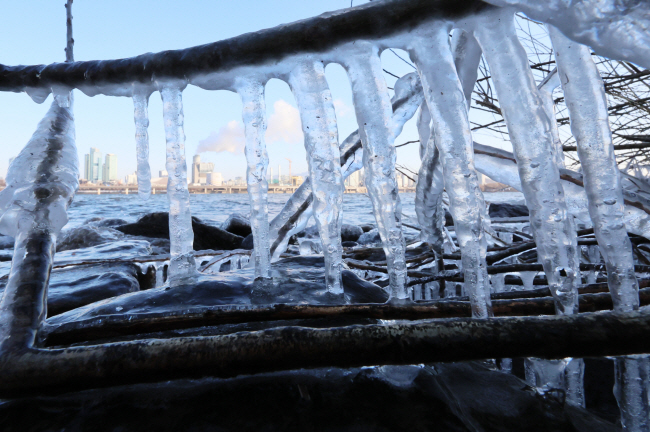 전국 대부분 지역에 한파특보가 내려진 4일 오전 서울 영등포구 여의도 한강 주변에 긴 고드름이 다닥다닥 붙어 있다.  연합뉴스