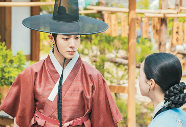 SBS 드라마 ‘나의 완벽한 비서’(위 사진) 속 은호와 JTBC 드라마 ‘옥씨부인전’의 천승휘는 자신을 희생하며 상대방을 챙기는 섬세한 면모를 보여준다.