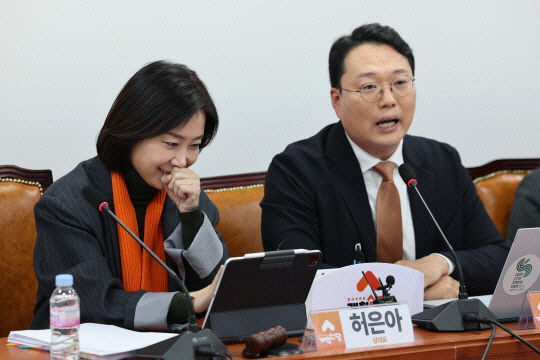 허은아(왼쪽) 개혁신당 대표가 서울 여의도 국회에서 열린 최고위원회의에서 발언하는 천하람 원내대표의 말을 듣으며 웃고 있다. 뉴시스
