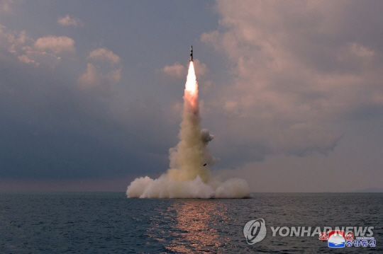 북한의 잠수함발사탄도미사일(SLBM) 발사 시험. 연합뉴스