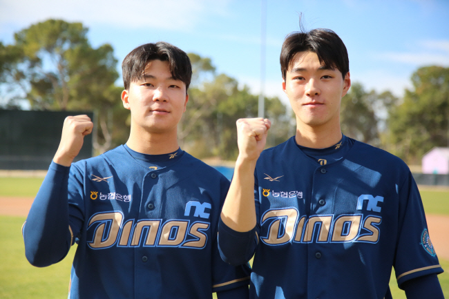 NC의 투수 임상현(왼쪽)과 최우석이 6일 오전(한국시간) 미국 애리조나주 투손에서 열리고 있는 스프링캠프 훈련을 앞두고 파이팅을 외치고 있다. NC 제공