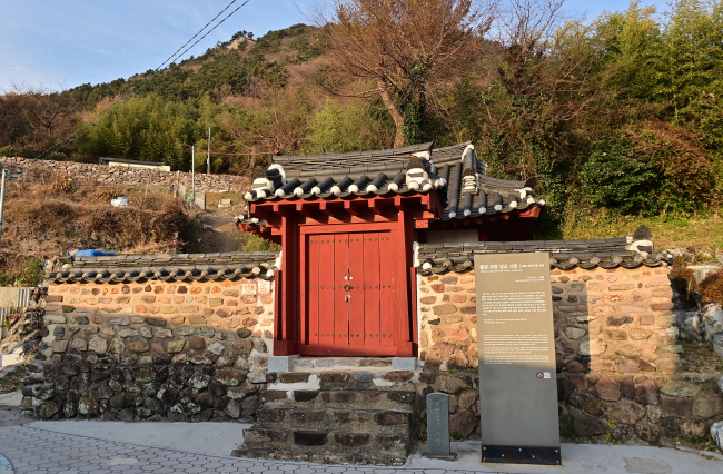 사량면사무소 뒤편의 최영 장군 사당.