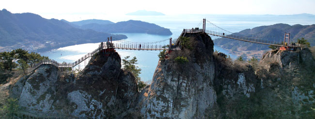 바다만 좋아도 명산이고, 암봉만 좋아도 명산인데, 사량도 지리산은 둘 모두를 다 가졌다. 사량도 지리산 경관의 정점은 단연 옥녀봉이다. 옥녀봉 주변에는 바위 봉우리를 건너가는 출렁다리가 놓여있다. 출렁다리를 건너가면 마치 섬 사이로 비상하는 느낌이다.