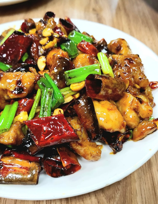 캐슈너트를 넣어 만드는 중국요리 ‘궁보계정(궁바오지딩)’.