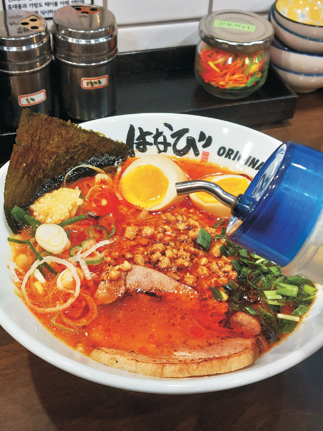 땅콩으로 고소한 맛을 더한 ‘멘야하나비’의 마제소바.