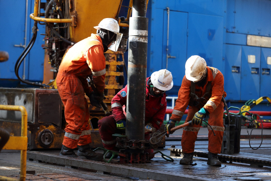 동해 심해 가스전 유망구조 ‘대왕고래’ 해상에서 시추작업이 이뤄지고 있다. 한국석유공사 제공