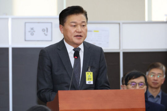 윤석열 대선후보 캠프 정책총괄지원실장을 지낸 신용한 전 서원대 교수가 4일 국회에서 열린 ‘윤석열 정부의 비상계엄 선포를 통한 내란 혐의 진상규명 국정조사 특별위원회’ 청문회에 참고인으로 출석, 대통령실 무속 논란 관련 질의에 답하고 있다. 연합뉴스