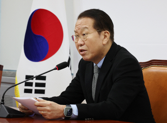국민의힘 권영세 비상대책위원장이 6일 국회에서 열린 신년 기자간담회에서 발언하고 있다. 연합뉴스