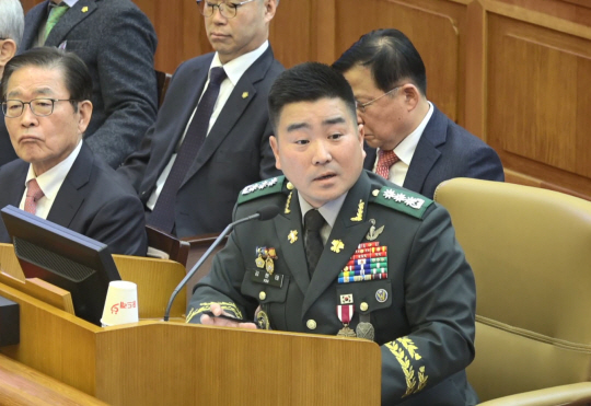 김현태 육군 특수전사령부 707특수임무단장이 6일 서울 종로구 헌법재판소에서 열린 윤석열 대통령 탄핵 심판 6차 변론에 증인으로 출석해 답변하고 있다.헌법재판소 제공/연합뉴스