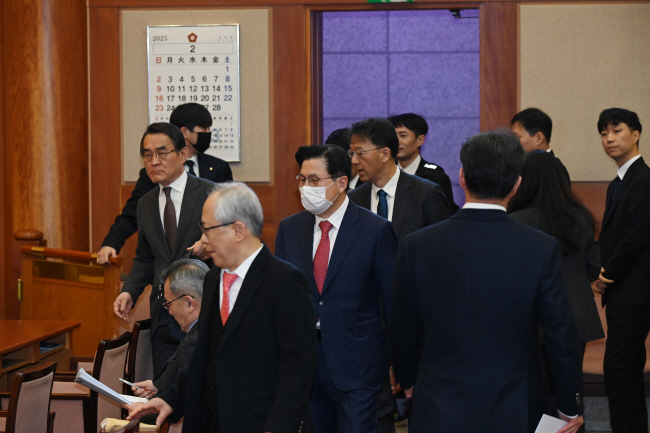 윤석열 대통령 변호인단에 새로 합류한 황교안 전 국무총리가 마스크를 쓴 채 6일 오전 서울 종로구 헌법재판소에서 열린 윤 대통령 탄핵심판 재판장으로 들어서고 있다. 윤성호 기자