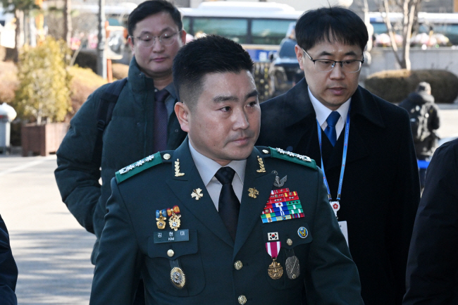 ‘12·3 비상계엄 사태’ 당시 국회에 투입됐던 707특수임무단을 이끈 김현태 단장이 6일 오전 서울 종로구 헌법재판소에서 열린 윤석열 대통령 탄핵심판 6차 변론기일에 증인으로 출석하고 있다. 사진공동취재단