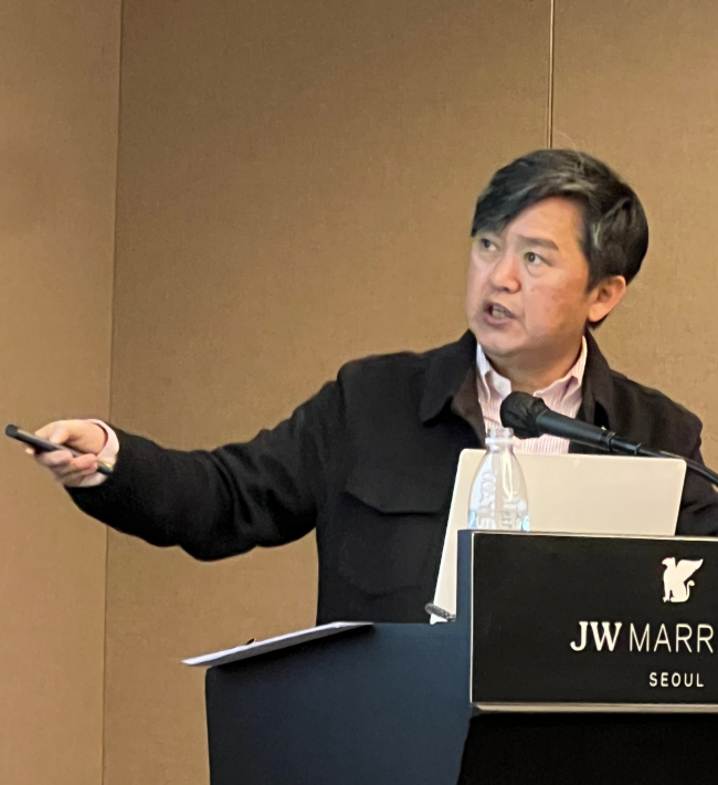 조성관 국제지니어스연구소장이 지난해 JW메리어트 호텔에서 ‘지니어스 테이블’ 강연을 하고 있다. 조성관 소장 제공