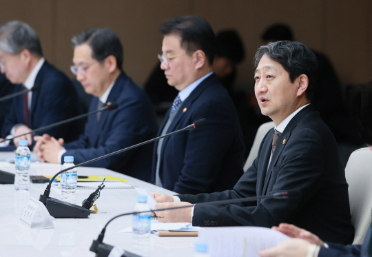 안덕근(오른쪽) 산업통상자원부 장관이 7일 서울 중구 대한상공회의소에서 한-체코 경제협력 전담반(TF) 회의를 주재하고 있다. 산업통상자원부 제공